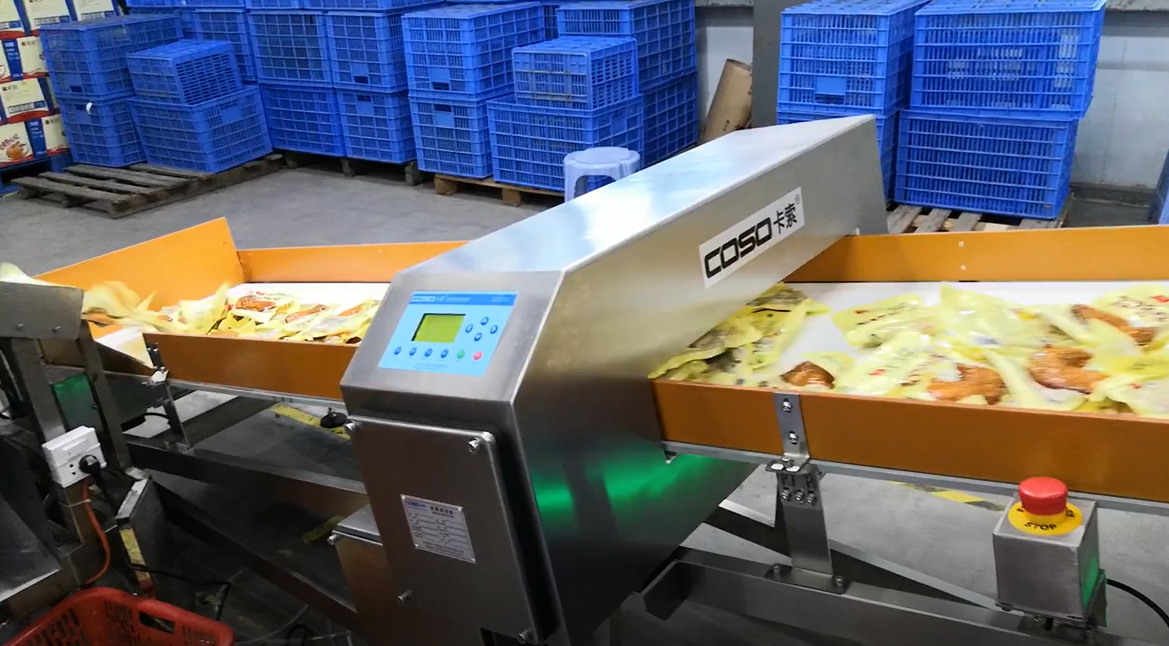 Máy dò kim loại băng tải nghiêng tùy chỉnh cho ngành công nghiệp nhựa, thực phẩm
