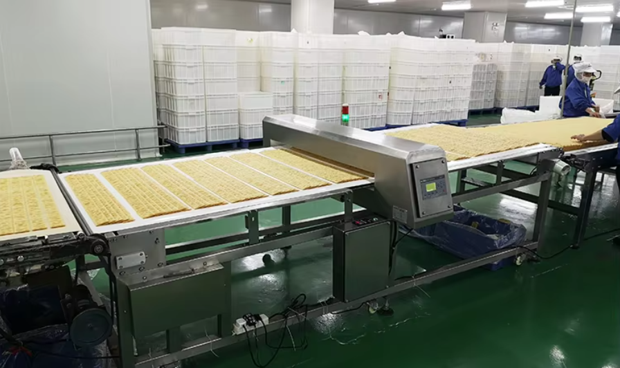 Máy dò kim loại dây chuyền sản xuất thực phẩm, hải sản,.. có hệ thống loại bỏ